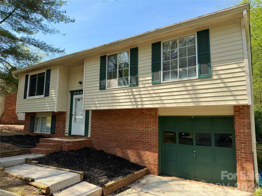 9525 Robert Burns Court, Charlotte, NC 28213.  MLS# CAR4358262, YatesRealty ID 19713. 