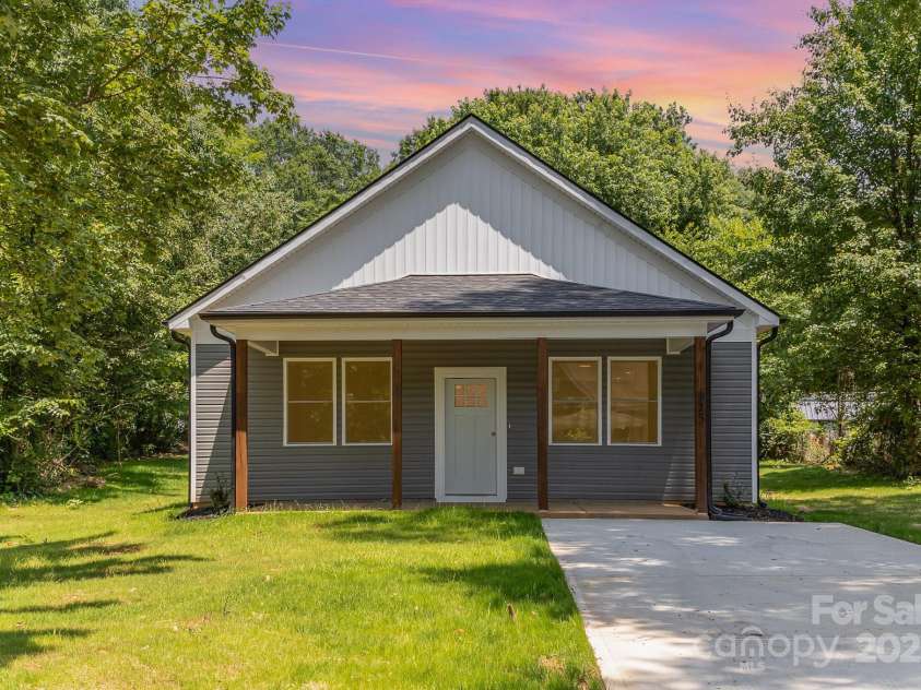 925 4th Street, Statesville, NC 28677.  MLS# CAR4267684, YatesRealty ID 19714. 