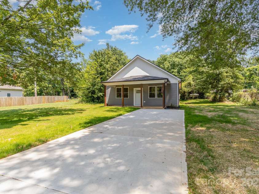 925 4th Street, Statesville, NC 28677.  MLS# CAR4267684, YatesRealty ID 19714. 