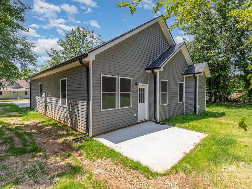 925 4th Street, Statesville, NC 28677.  MLS# CAR4267684, YatesRealty ID 19714. 