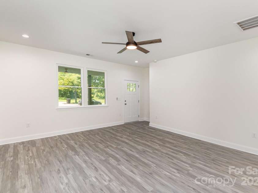 925 4th Street, Statesville, NC 28677.  MLS# CAR4267684, YatesRealty ID 19714. 