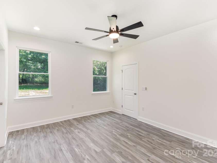 925 4th Street, Statesville, NC 28677.  MLS# CAR4267684, YatesRealty ID 19714. 