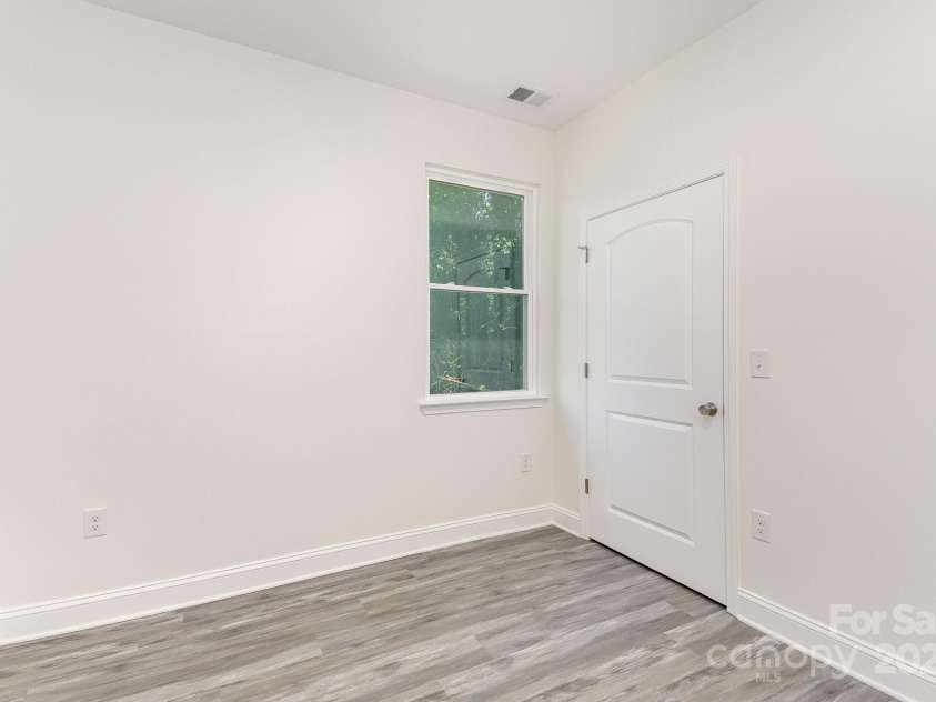 925 4th Street, Statesville, NC 28677.  MLS# CAR4267684, YatesRealty ID 19714. 