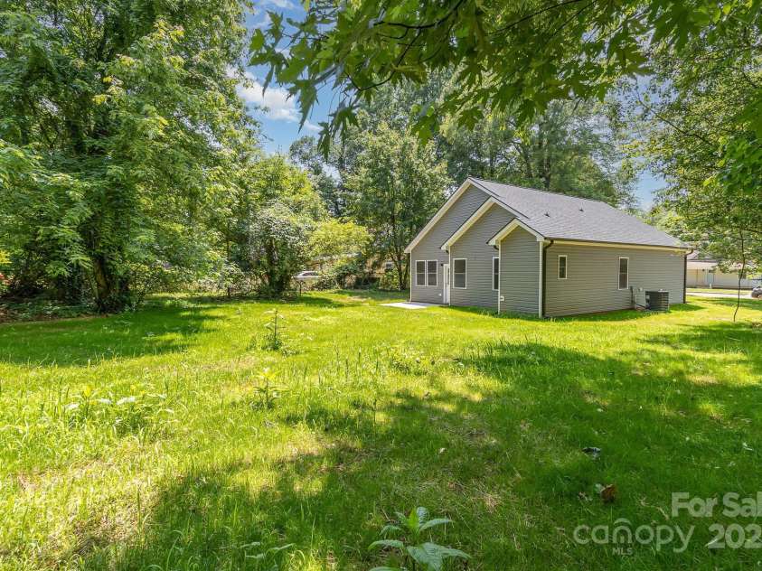 925 4th Street, Statesville, NC 28677.  MLS# CAR4267684, YatesRealty ID 19714. 