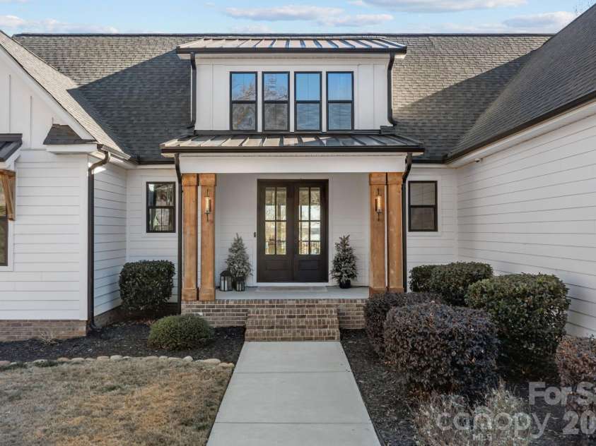 5020 Slanting Bridge Road, Sherrills Ford, NC 28673.  MLS# CAR4336765, YatesRealty ID 19718. Front entry way
