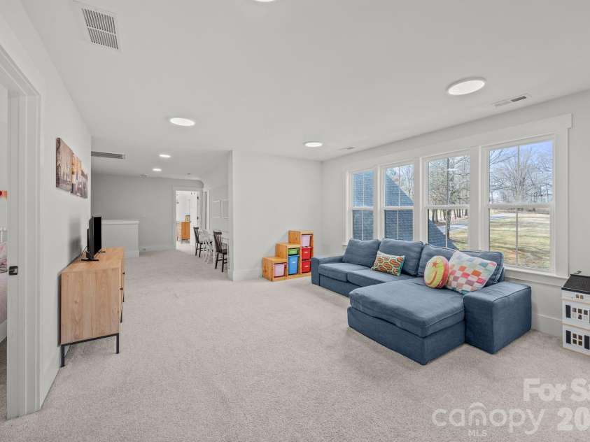 5020 Slanting Bridge Road, Sherrills Ford, NC 28673.  MLS# CAR4336765, YatesRealty ID 19718. Spacious Flex space on 2nd level