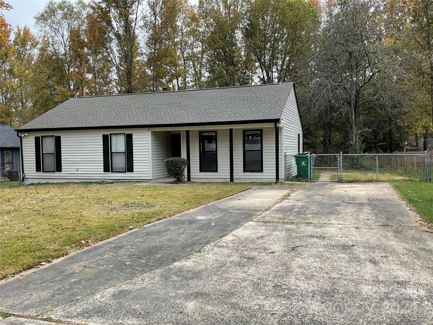 6848 Ridge Court, Charlotte, NC 28215.  MLS# CAR4196281, YatesRealty ID 1972. 