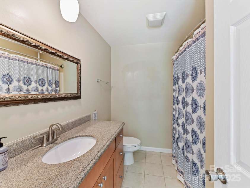 4301 Middle Stream Road, Charlotte, NC 28213.  MLS# CAR4249446, YatesRealty ID 19720. Hall Bath
