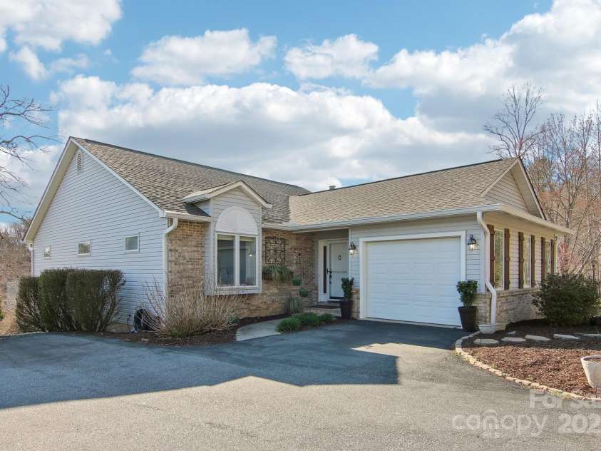 80 Laurel Ridge Place, Hendersonville, NC 28739.  MLS# CAR4238282, YatesRealty ID 19722. Parking available in garage or driveway