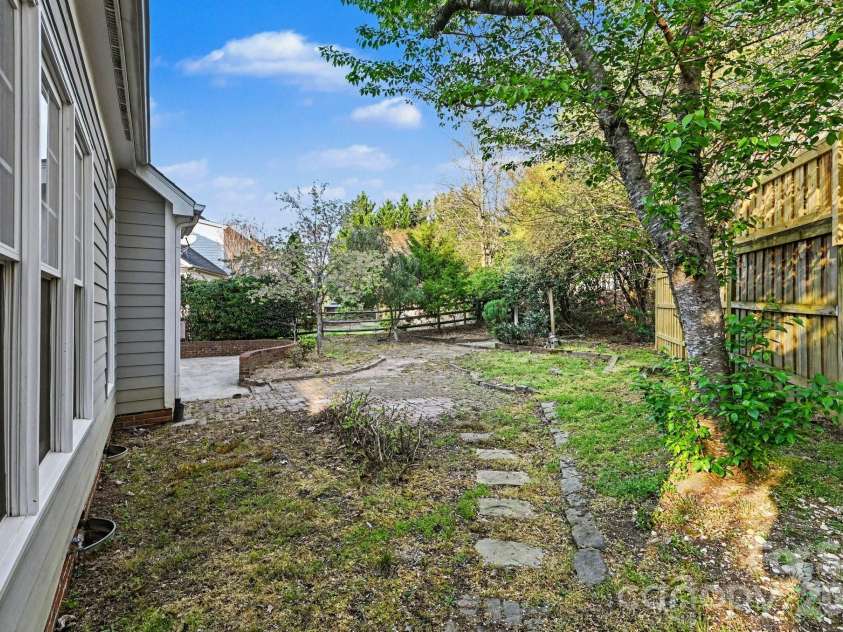 11124 Tradition View Drive, Charlotte, NC 28269.  MLS# CAR4361986, YatesRealty ID 19724. 