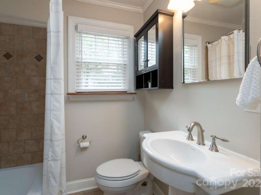 717 Woodruff Place, Charlotte, NC 28208.  MLS# CAR4239712, YatesRealty ID 19726. 