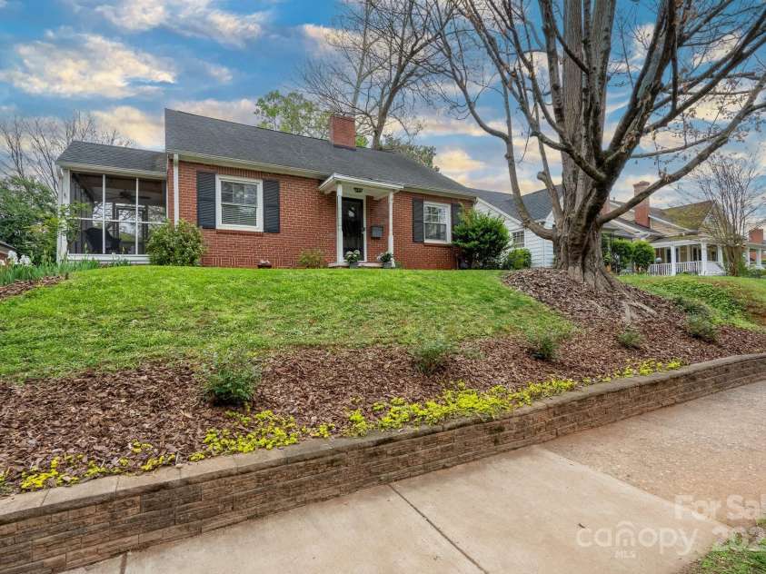 717 Woodruff Place, Charlotte, NC 28208.  MLS# CAR4239712, YatesRealty ID 19726. 