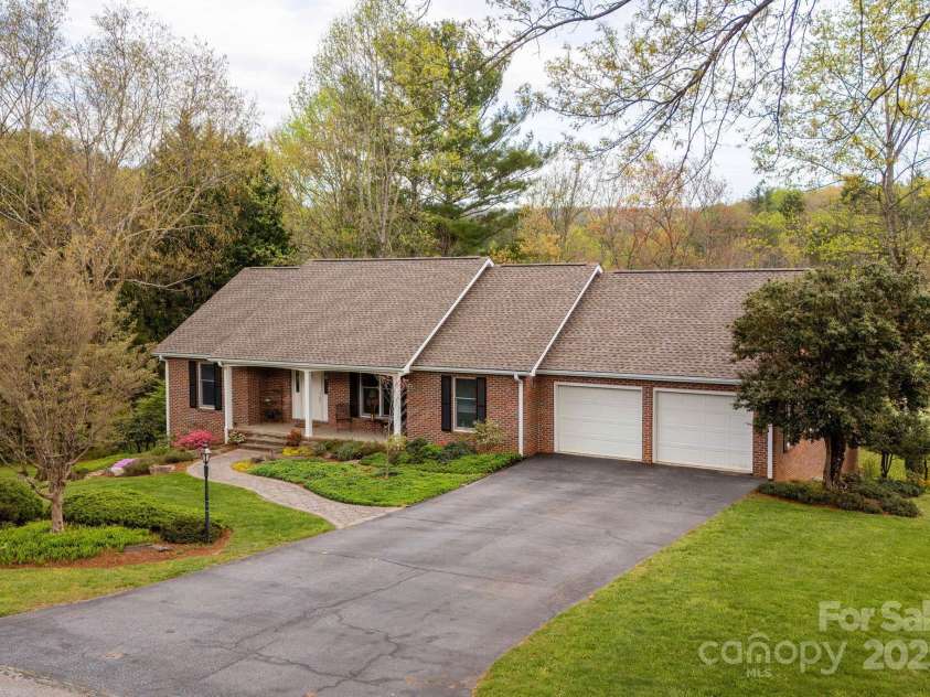 1420 Patriots Drive, Hendersonville, NC 28739.  MLS# CAR4249241, YatesRealty ID 19727. 