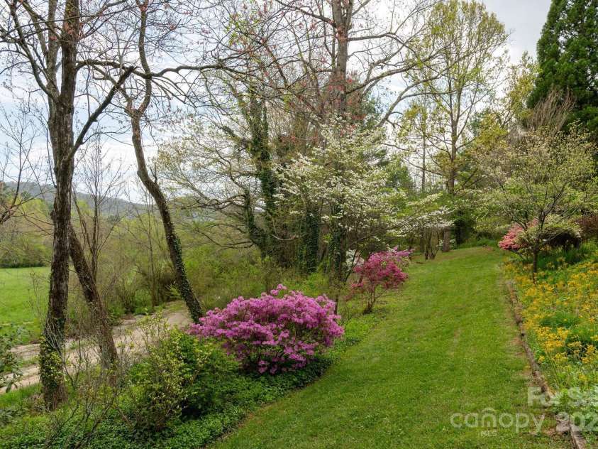 1420 Patriots Drive, Hendersonville, NC 28739.  MLS# CAR4249241, YatesRealty ID 19727. 