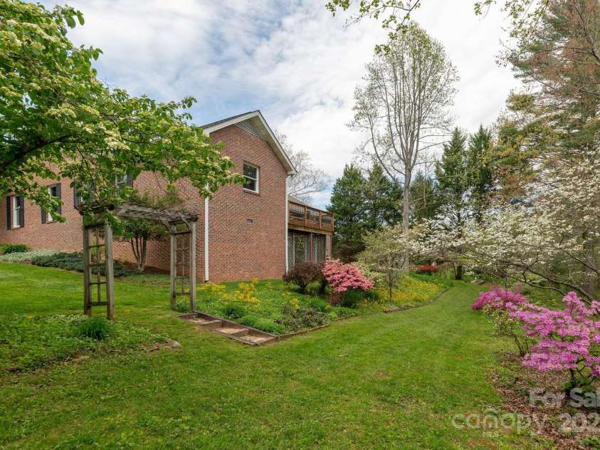 1420 Patriots Drive, Hendersonville, NC 28739.  MLS# CAR4249241, YatesRealty ID 19727. 