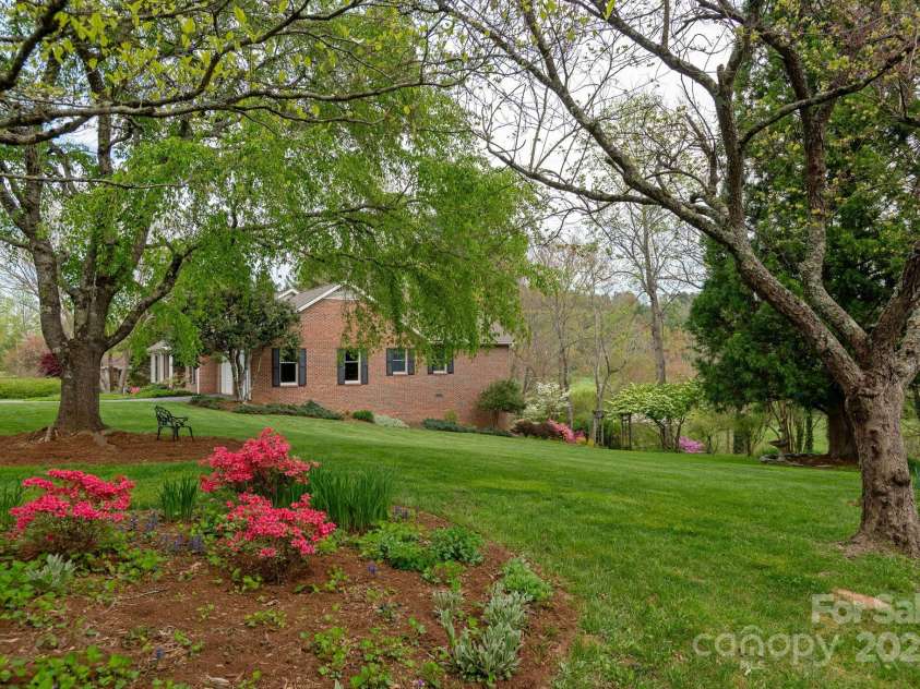 1420 Patriots Drive, Hendersonville, NC 28739.  MLS# CAR4249241, YatesRealty ID 19727. 