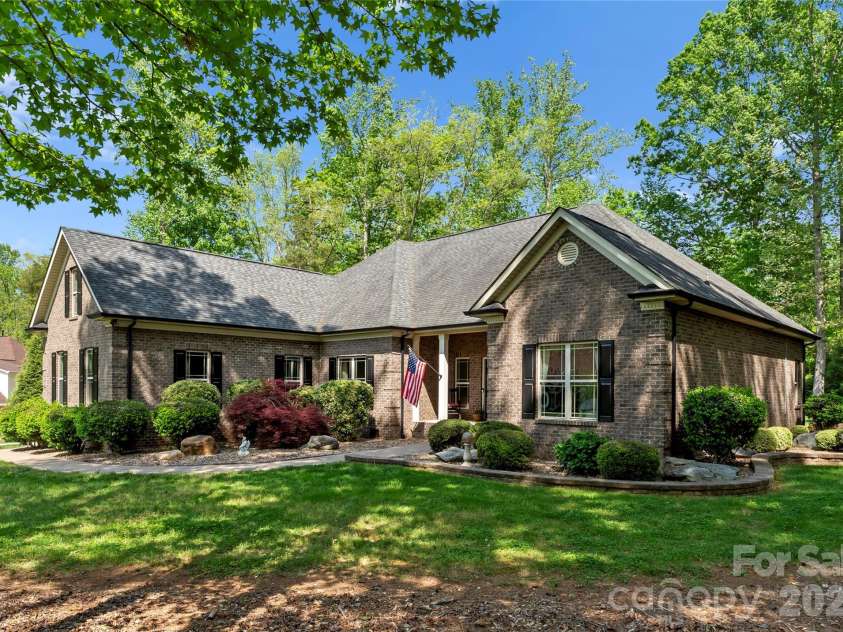 860 Arrow Point Lane, Davidson, NC 28036.  MLS# CAR4338080, YatesRealty ID 19728. 