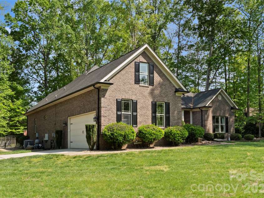 860 Arrow Point Lane, Davidson, NC 28036.  MLS# CAR4338080, YatesRealty ID 19728. 
