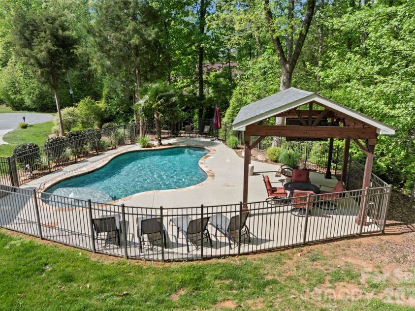 860 Arrow Point Lane, Davidson, NC 28036.  MLS# CAR4338080, YatesRealty ID 19728. 