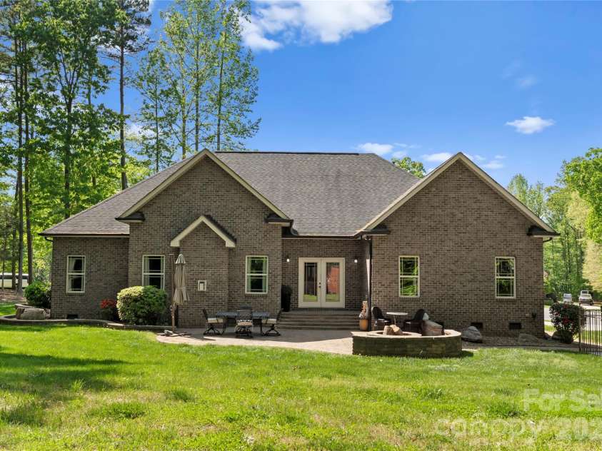 860 Arrow Point Lane, Davidson, NC 28036.  MLS# CAR4338080, YatesRealty ID 19728. 