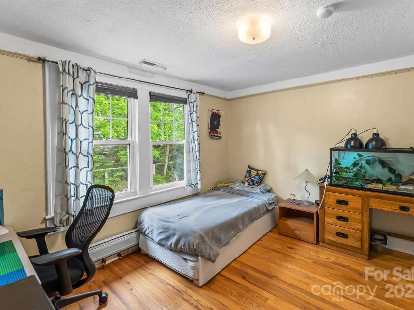 1621 Ridgewood Boulevard, Hendersonville, NC 28791.  MLS# CAR4267146, YatesRealty ID 19729. 