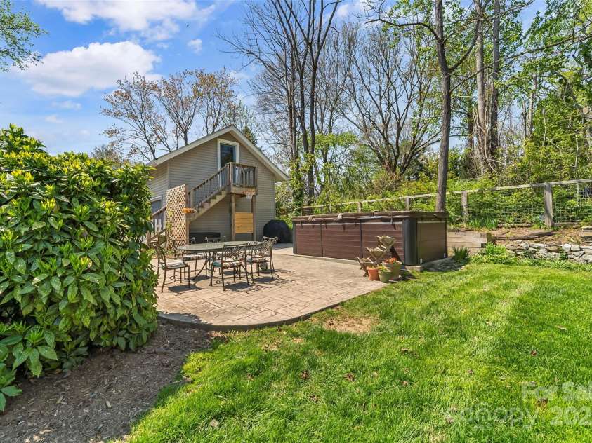1621 Ridgewood Boulevard, Hendersonville, NC 28791.  MLS# CAR4267146, YatesRealty ID 19729. 