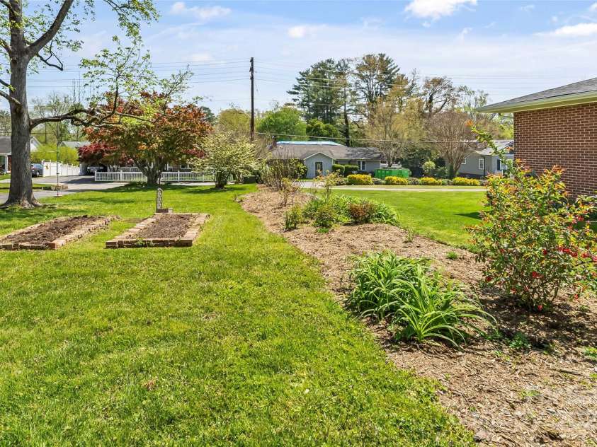 1621 Ridgewood Boulevard, Hendersonville, NC 28791.  MLS# CAR4267146, YatesRealty ID 19729. 