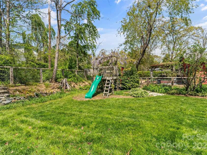 1621 Ridgewood Boulevard, Hendersonville, NC 28791.  MLS# CAR4267146, YatesRealty ID 19729. 