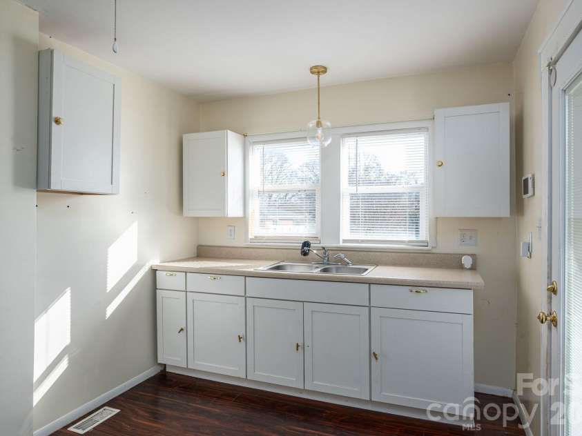 329 Main Street, Lincolnton, NC 28092.  MLS# CAR4334976, YatesRealty ID 1973. 