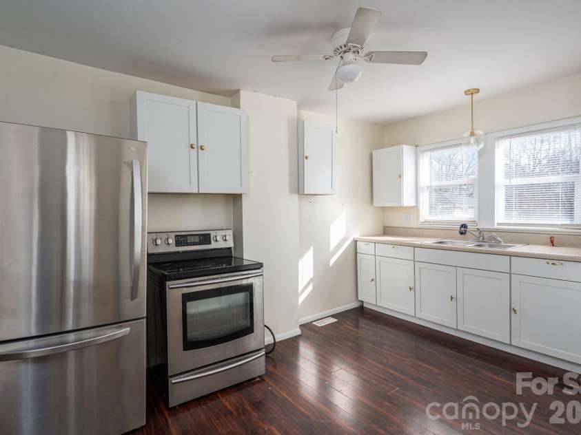 329 Main Street, Lincolnton, NC 28092.  MLS# CAR4334976, YatesRealty ID 1973. 