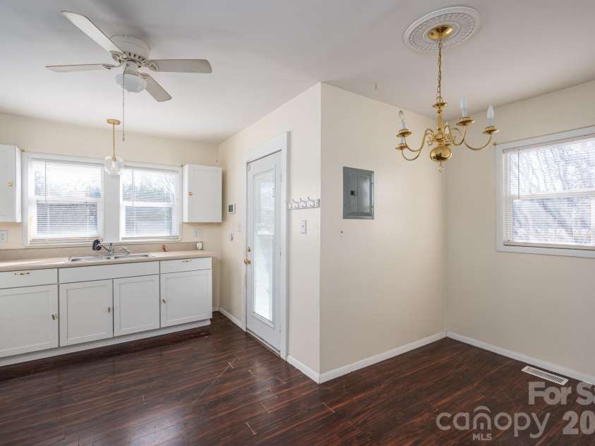 329 Main Street, Lincolnton, NC 28092.  MLS# CAR4334976, YatesRealty ID 1973. 