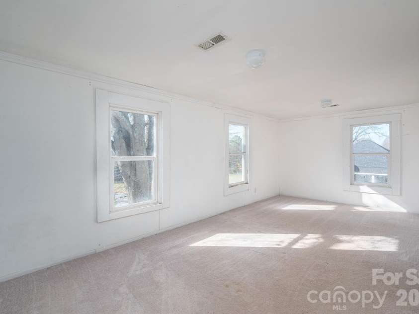 329 Main Street, Lincolnton, NC 28092.  MLS# CAR4334976, YatesRealty ID 1973. 