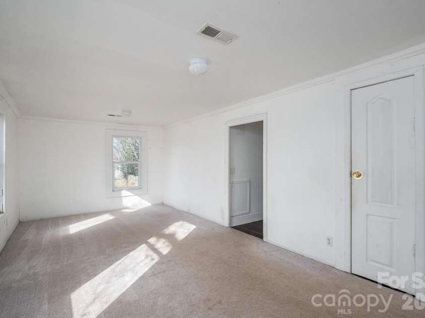 329 Main Street, Lincolnton, NC 28092.  MLS# CAR4334976, YatesRealty ID 1973. 