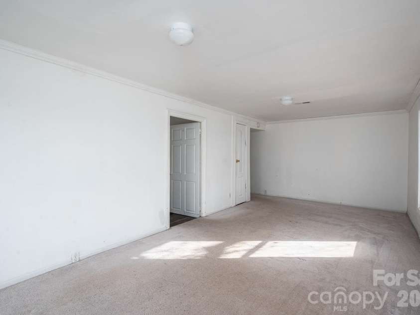329 Main Street, Lincolnton, NC 28092.  MLS# CAR4334976, YatesRealty ID 1973. 