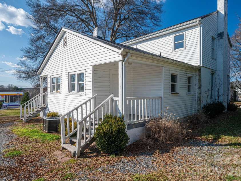329 Main Street, Lincolnton, NC 28092.  MLS# CAR4334976, YatesRealty ID 1973. 