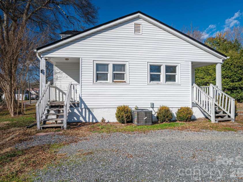 329 Main Street, Lincolnton, NC 28092.  MLS# CAR4334976, YatesRealty ID 1973. 