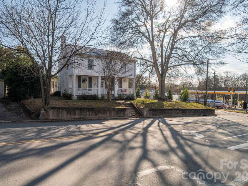 329 Main Street, Lincolnton, NC 28092.  MLS# CAR4334976, YatesRealty ID 1973. 