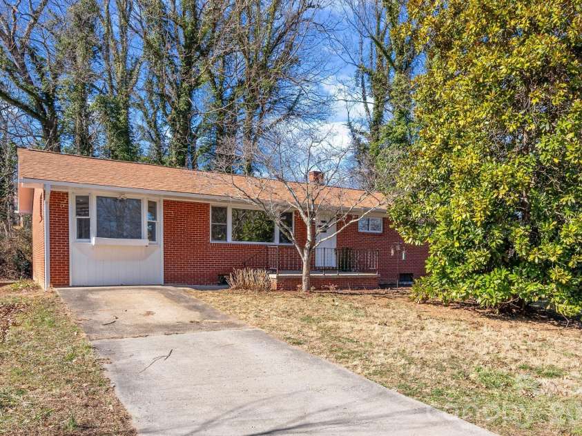 19 Browndale Road, Asheville, NC 28805.  MLS# CAR4338524, YatesRealty ID 19731. 