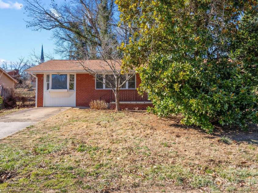 19 Browndale Road, Asheville, NC 28805.  MLS# CAR4338524, YatesRealty ID 19731. 