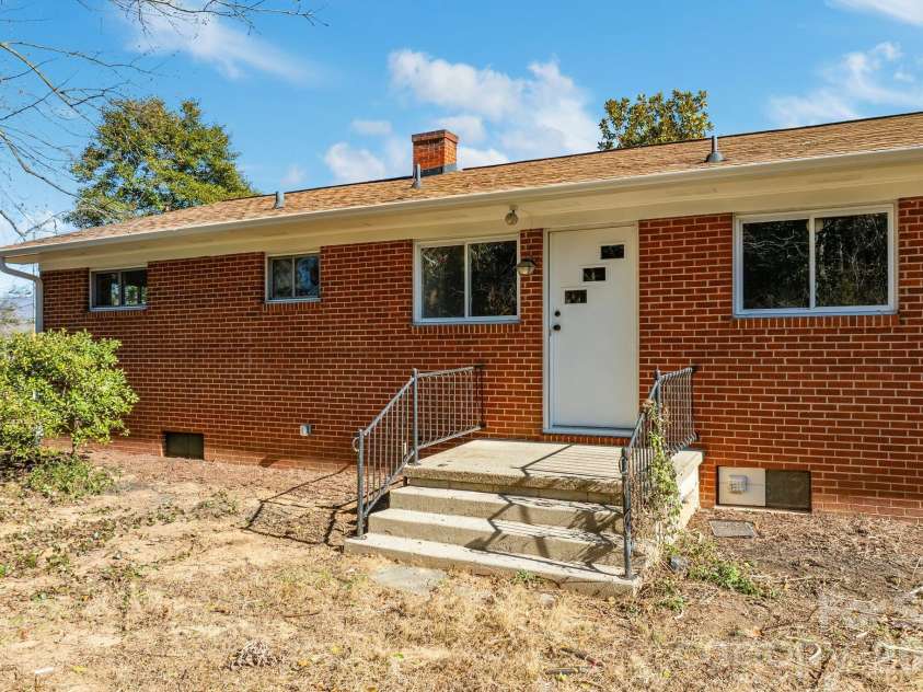 19 Browndale Road, Asheville, NC 28805.  MLS# CAR4338524, YatesRealty ID 19731. 