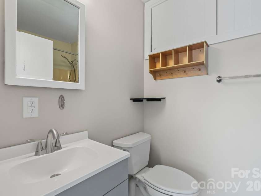 19 Browndale Road, Asheville, NC 28805.  MLS# CAR4338524, YatesRealty ID 19731. En-suite bathroom in primary bedroom