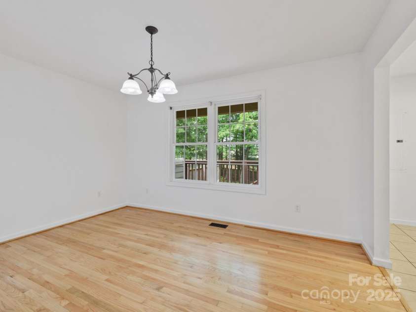 23 Aberdeen Drive, Arden, NC 28704.  MLS# CAR4258815, YatesRealty ID 19735. Dining Rm