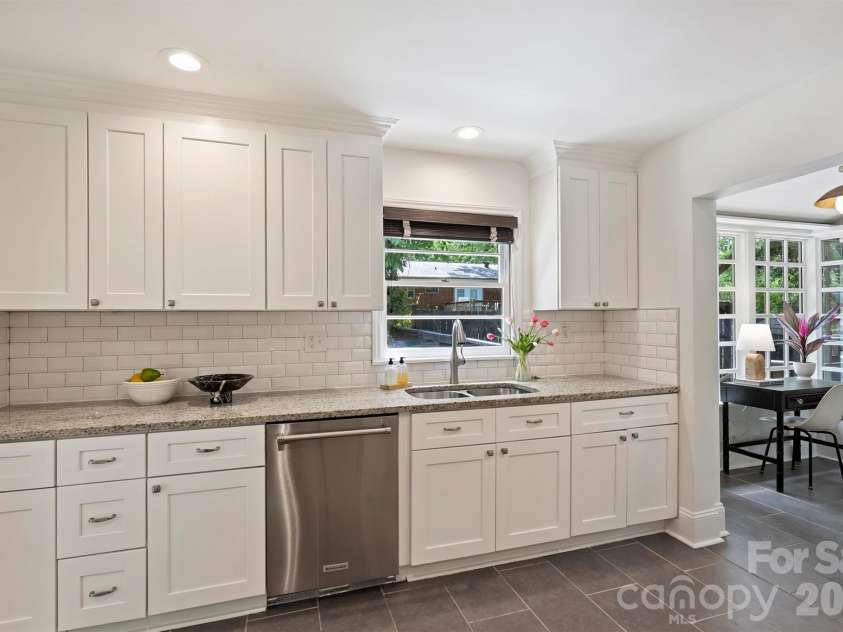 4050 Sheffield Drive, Charlotte, NC 28205.  MLS# CAR4377415, YatesRealty ID 19735. 
