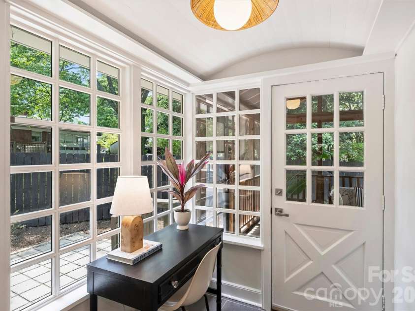 4050 Sheffield Drive, Charlotte, NC 28205.  MLS# CAR4377415, YatesRealty ID 19735. 