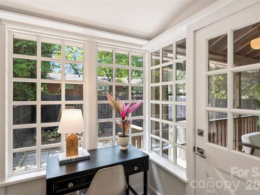 4050 Sheffield Drive, Charlotte, NC 28205.  MLS# CAR4377415, YatesRealty ID 19735. 