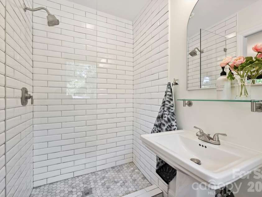 4050 Sheffield Drive, Charlotte, NC 28205.  MLS# CAR4377415, YatesRealty ID 19735. 