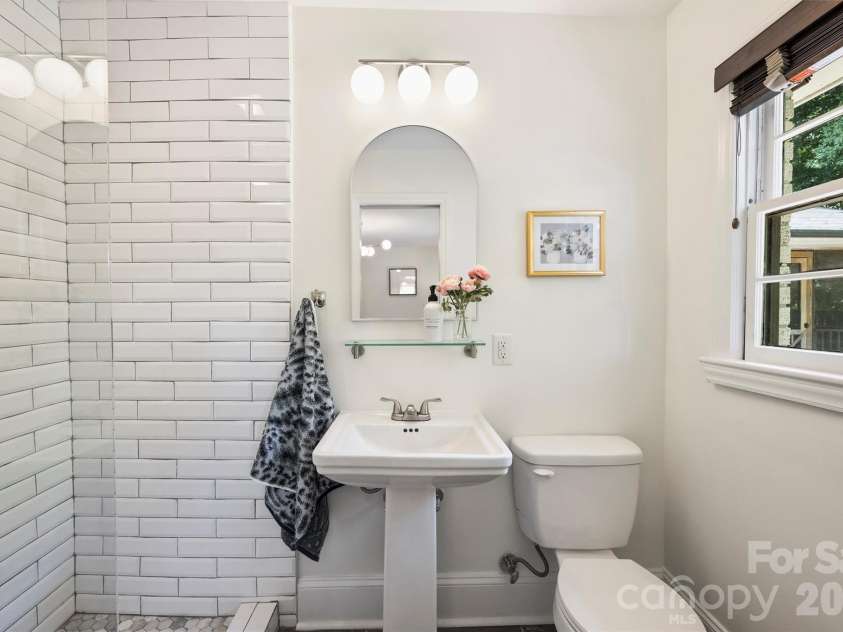 4050 Sheffield Drive, Charlotte, NC 28205.  MLS# CAR4377415, YatesRealty ID 19735. 