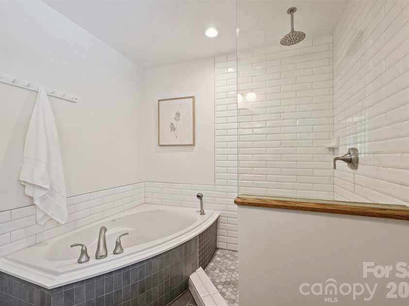 4050 Sheffield Drive, Charlotte, NC 28205.  MLS# CAR4377415, YatesRealty ID 19735. 