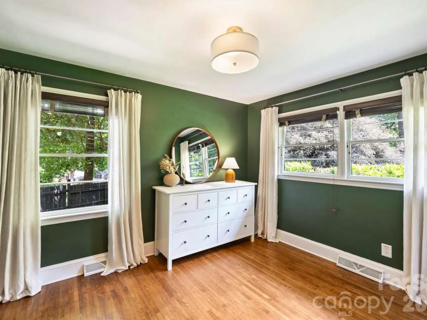 4050 Sheffield Drive, Charlotte, NC 28205.  MLS# CAR4377415, YatesRealty ID 19735. 