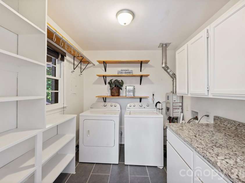 4050 Sheffield Drive, Charlotte, NC 28205.  MLS# CAR4377415, YatesRealty ID 19735. 